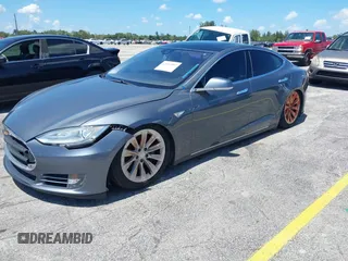2013 Tesla Model S Performance z VIN 5YJSA1DP9DFP06121, wystawiony jako IAAI lot #42511097 z przebiegiem 100 990 mil mil oraz . Historia ofert i sprzedaży dostępna na DreamBid. Obrazek 2.