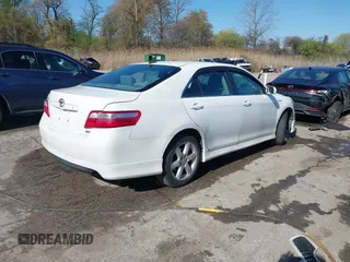 2008 Toyota Camry LE z VIN 4T1BE46K48U775136, wystawiony jako IAAI lot #41990667 z przebiegiem 214 129 mil mil oraz . Historia ofert i sprzedaży dostępna na DreamBid. Obrazek 4.