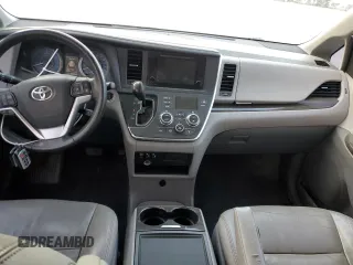 2015 Toyota Sienna XLE z VIN 5TDYK3DC2FS554374, wystawiony jako Copart lot #49789715 z przebiegiem 225 526 mil mil oraz Szkoda całkowita • Salvage title. Historia ofert i sprzedaży dostępna na DreamBid. Obrazek 8.