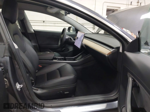 2020 Tesla Model 3 Long Range z VIN 5YJ3E1EB0LF800804, wystawiony jako IAAI lot #42137223 z przebiegiem 52 482 mil mil oraz . Historia ofert i sprzedaży dostępna na DreamBid. Obrazek 5.