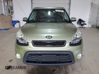 2013 Kia Soul + z VIN KNDJT2A61D7496157, wystawiony jako Copart lot #49420285 z przebiegiem Nie podano mil oraz Szkoda całkowita • Salvage title. Historia ofert i sprzedaży dostępna na DreamBid. Obrazek 5.