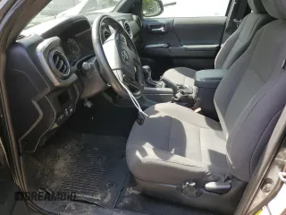 2017 Toyota Tacoma SR5 z VIN 3TMDZ5BN6HM017990, wystawiony jako Copart lot #57982205 z przebiegiem 51 890 mil mil oraz Szkoda całkowita • Salvage title. Historia ofert i sprzedaży dostępna na DreamBid. Obrazek 7.