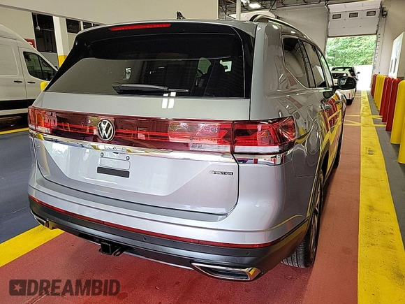 2024 Volkswagen Atlas SE z VIN 1V2HR2CA9RC558223, wystawiony jako IAAI lot #42785440 z przebiegiem 22 426 mil mil oraz . Historia ofert i sprzedaży dostępna na DreamBid. Obrazek 25.