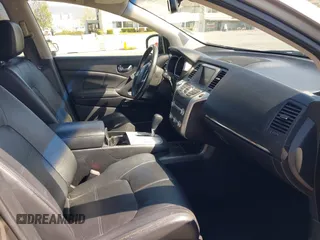 2011 Nissan Murano LE z VIN JN8AZ1MU8BW064756, wystawiony jako IAAI lot #41967871 z przebiegiem 183 378 mil mil oraz . Historia ofert i sprzedaży dostępna na DreamBid. Obrazek 5.