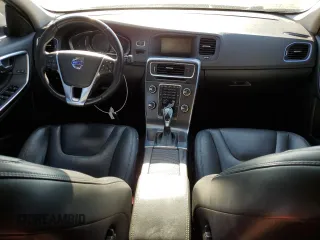 2014 Volvo S60 T5 z VIN YV1612FS0E1292871, wystawiony jako Copart lot #60105755 z przebiegiem 122 279 mil mil oraz Czysty tytuł • Clean title. Historia ofert i sprzedaży dostępna na DreamBid. Obrazek 8.