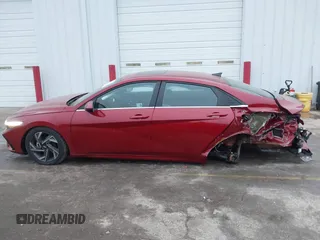 2025 Hyundai Elantra SEL Convenience z VIN KMHLS4DG4SU881217, wystawiony jako IAAI lot #41172300 z przebiegiem 1 418 mil mil oraz . Historia ofert i sprzedaży dostępna na DreamBid. Obrazek 14.