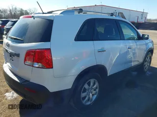 2013 Kia Sorento LX z VIN 5XYKT3A67DG348527, wystawiony jako IAAI lot #41877162 z przebiegiem 348 914 mil mil oraz . Historia ofert i sprzedaży dostępna na DreamBid. Obrazek 4.