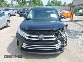 2018 Toyota Highlander LE z VIN 5TDBZRFH7JS889068, wystawiony jako IAAI lot #42220960 z przebiegiem 139 106 mil mil oraz . Historia ofert i sprzedaży dostępna na DreamBid. Obrazek 13.