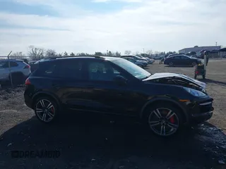 2012 Porsche Cayenne Turbo z VIN WP1AC2A23CLA84310, wystawiony jako IAAI lot #41530314 z przebiegiem 103 859 mil mil oraz . Historia ofert i sprzedaży dostępna na DreamBid. Obrazek 13.
