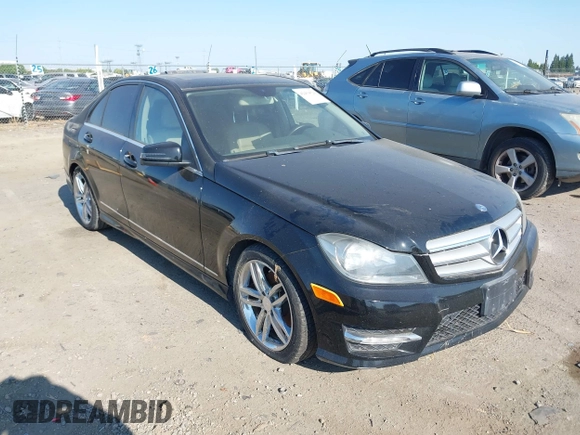 2013 Mercedes-Benz C 250 Sport z VIN WDDGF4HB9DR274623, wystawiony jako IAAI lot #42454520 z przebiegiem 142 991 mil mil oraz . Historia ofert i sprzedaży dostępna na DreamBid. Obrazek 1.