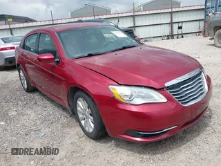 2013 Chrysler 200 Touring z VIN 1C3CCBBB3DN595650, wystawiony jako IAAI lot #42387414 z przebiegiem 92 771 mil mil oraz . Historia ofert i sprzedaży dostępna na DreamBid. Obrazek 1.