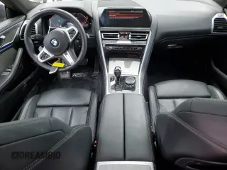 2022 BMW 8 Series 840i z VIN WBAGV4C01NCH18603, wystawiony jako Copart lot #51969445 z przebiegiem 19 502 mil mil oraz Tytuł czysty. Historia ofert i sprzedaży dostępna na DreamBid. Obrazek 8.