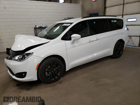 2020 Chrysler Pacifica Launch Edition z VIN 2C4RC3BG7LR263686, wystawiony jako Copart lot #43250555 z przebiegiem 84 807 mil mil oraz Szkody całkowita. Historia ofert i sprzedaży dostępna na DreamBid. Obrazek 1.