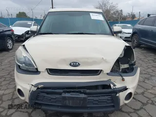 2013 Kia Soul + z VIN KNDJT2A63D7756770, wystawiony jako IAAI lot #41528323 z przebiegiem 124 423 mil mil oraz . Historia ofert i sprzedaży dostępna na DreamBid. Obrazek 13.