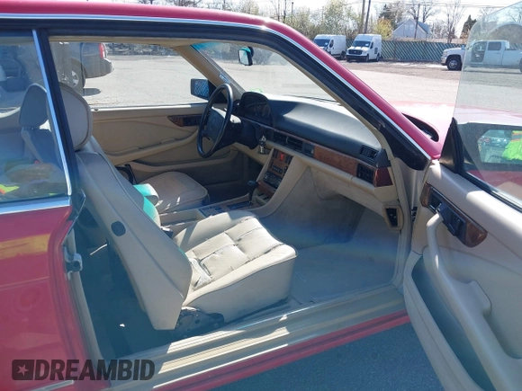1988 Mercedes-Benz 560 with VIN WDBCA45D0JA390136, listed as a IAAI auction lot 42072781 with 126,325 mi miles and . Bid and sale history available at DreamBid. Image 5.