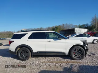 2025 Ford Explorer ST z VIN 1FMWK8GC9SGA40313, wystawiony jako IAAI lot #41931242 z przebiegiem 9 279 mil mil oraz . Historia ofert i sprzedaży dostępna na DreamBid. Obrazek 14.