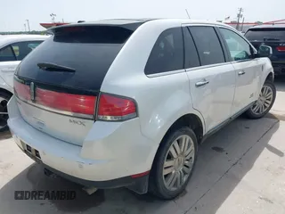 2010 Lincoln MKX z VIN 2LMDJ6JC2ABJ26385, wystawiony jako IAAI lot #42245218 z przebiegiem 238 611 mil mil oraz . Historia ofert i sprzedaży dostępna na DreamBid. Obrazek 4.