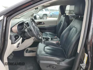 2017 Chrysler Pacifica Touring L z VIN 2C4RC1BG9HR560678, wystawiony jako Copart lot #55420305 z przebiegiem 137 577 mil mil oraz Szkoda całkowita • Salvage title. Historia ofert i sprzedaży dostępna na DreamBid. Obrazek 7.