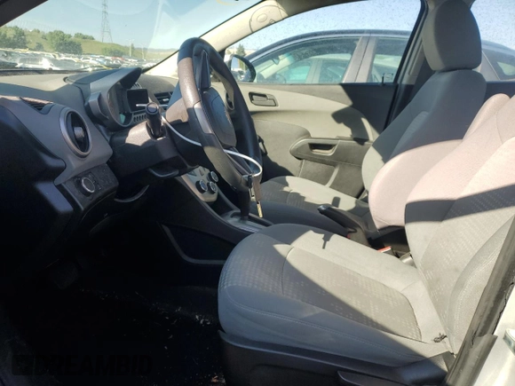 2016 Chevrolet Sonic LS z VIN 1G1JA5SH2G4101568, wystawiony jako Copart lot #57529175 z przebiegiem 56 780 mil mil oraz Szkoda całkowita • Salvage title. Historia ofert i sprzedaży dostępna na DreamBid. Obrazek 7.
