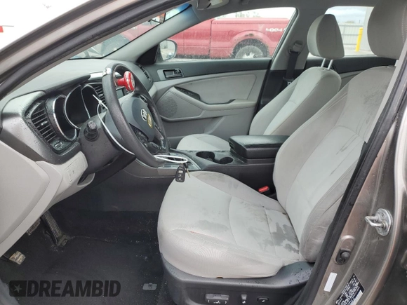 2013 Kia Optima LX z VIN 5XXGM4A70DG251868, wystawiony jako Copart lot #52921925 z przebiegiem 114 318 mil mil oraz Szkody całkowita. Historia ofert i sprzedaży dostępna na DreamBid. Obrazek 7.