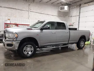 2020 Ram 2500 Big Horn z VIN 3C6UR5JL0LG116089, wystawiony jako IAAI lot #41433137 z przebiegiem 53 399 mil mil oraz . Historia ofert i sprzedaży dostępna na DreamBid. Obrazek 14.