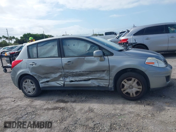 2011 Nissan Versa SL z VIN 3N1BC1CP3BL402120, wystawiony jako IAAI lot #42006620 z przebiegiem 147 023 mil mil oraz . Historia ofert i sprzedaży dostępna na DreamBid. Obrazek 13.