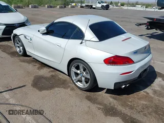 2015 BMW Z4 sDrive28i z VIN WBALL5C53FP557183, wystawiony jako IAAI lot #42145557 z przebiegiem 123 319 mil mil oraz . Historia ofert i sprzedaży dostępna na DreamBid. Obrazek 3.