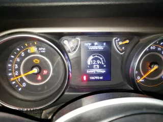 2018 Jeep Wrangler Unlimited Sport S z VIN 1C4HJXDN8JW262507, wystawiony jako Copart lot #60594625 z przebiegiem 106 793 mil mil oraz Czysty tytuł • Clean title. Historia ofert i sprzedaży dostępna na DreamBid. Obrazek 9.