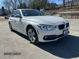 2017 BMW 3 Series 330i xDrive z VIN WBA8D9C39HA004990, wystawiony jako Copart lot #50005535 z przebiegiem 80 598 mil mil oraz Czysty tytuł • Clean title. Historia ofert i sprzedaży dostępna na DreamBid. Obrazek 4.
