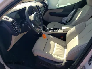2023 Volvo XC40 Ultimate Bright Theme с VIN YV4L12UA5P2001018, выставлен на аукционе Copart как лот 44428554 с пробегом 7 463 миль миль и . История ставок и продаж доступна на DreamBid. Изображение 7.