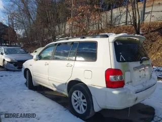 2006 Toyota Highlander Hybrid with VIN JTEEW21A760018510, listed as a IAAI auction lot 41333719 with 196,350 mi miles. Bid and sale history available at carsss.com. Image 3.