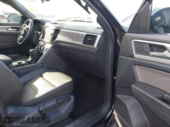 2022 Volkswagen Atlas SE z VIN 1V2KE2CA8NC220310, wystawiony jako IAAI lot #42218718 z przebiegiem 28 603 mil mil oraz . Historia ofert i sprzedaży dostępna na DreamBid. Obrazek 5.
