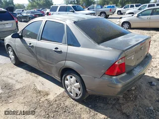 2007 Ford Focus S with VIN 1FAFP34N87W211893, listed as a IAAI auction lot 41861386 with 511,418 mi miles. Bid and sale history available at carsss.com. Image 3.