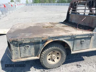 2009 Chevrolet Silverado 3500HD z VIN 1GCHK74K49F147305, wystawiony jako IAAI lot #42051326 z przebiegiem Nie podano mil oraz . Historia ofert i sprzedaży dostępna na DreamBid. Obrazek 8.