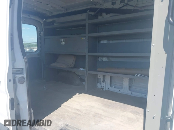 2015 Ford Transit Cargo z VIN 1FTNR2CG1FKB04641, wystawiony jako IAAI lot #42642710 z przebiegiem 136 892 mil mil oraz . Historia ofert i sprzedaży dostępna na DreamBid. Obrazek 8.