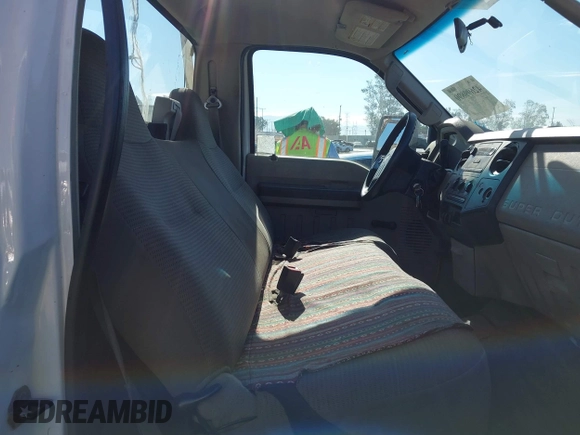2008 Ford F-250 XL z VIN 1FTNF20588EA12052, wystawiony jako IAAI lot #42699890 z przebiegiem 262 049 mil mil oraz . Historia ofert i sprzedaży dostępna na DreamBid. Obrazek 8.