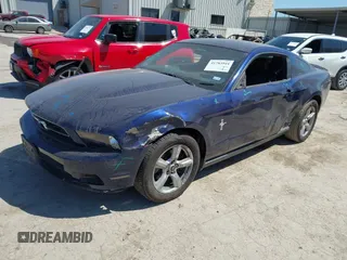 2012 Ford Mustang Premium z VIN 1ZVBP8AM8C5230118, wystawiony jako IAAI lot #41783944 z przebiegiem 113 851 mil mil oraz . Historia ofert i sprzedaży dostępna na DreamBid. Obrazek 2.