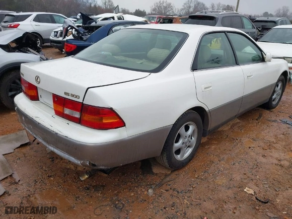 1998 Lexus ES 300 Luxury Sport Sdn with VIN JT8BF28G8W5032290, listed as a IAAI auction lot 41553757 with NaN miles. Bid and sale history available at carsss.com. Image 4.
