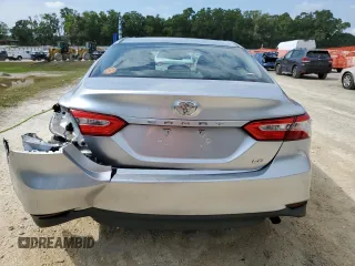 2018 Toyota Camry LE z VIN 4T1B11HK3JU525478, wystawiony jako Copart lot #56112235 z przebiegiem 141 609 mil mil oraz Szkoda całkowita • Salvage title. Historia ofert i sprzedaży dostępna na DreamBid. Obrazek 6.
