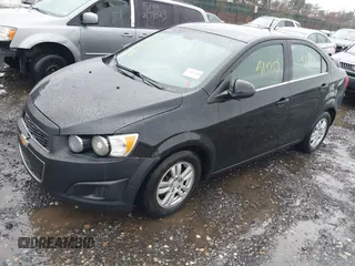 2012 Chevrolet Sonic LT z VIN 1G1JC5SH2C4201478, wystawiony jako IAAI lot #40933718 z przebiegiem 140 077 mil mil oraz . Historia ofert i sprzedaży dostępna na DreamBid. Obrazek 2.