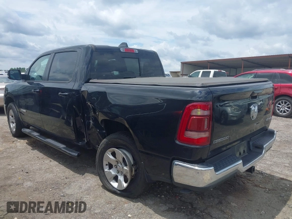 2022 Ram 1500 Big Horn z VIN 1C6RRFFG8NN365239, wystawiony jako IAAI lot #42453450 z przebiegiem 59 576 mil mil oraz . Historia ofert i sprzedaży dostępna na DreamBid. Obrazek 3.