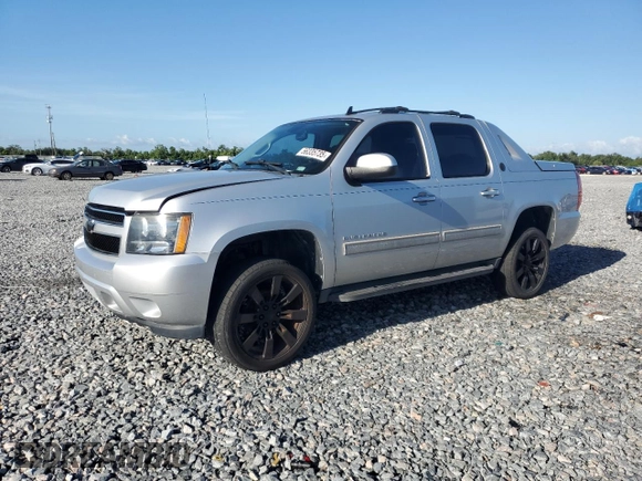 2013 Chevrolet Avalanche LS z VIN 3GNMCEE02DG245728, wystawiony jako Copart lot #56335735 z przebiegiem 132 194 mil mil oraz Szkoda całkowita • Salvage title. Historia ofert i sprzedaży dostępna na DreamBid. Obrazek 1.