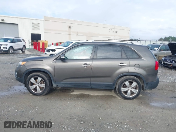 2012 Kia Sorento EX z VIN 5XYKU4A23CG302594, wystawiony jako IAAI lot #41644499 z przebiegiem 173 355 mil mil oraz . Historia ofert i sprzedaży dostępna na DreamBid. Obrazek 14.