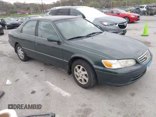 2000 Toyota Camry CE z VIN JT2BG28K8Y0451333, wystawiony jako IAAI lot #41874695 z przebiegiem 249 709 mil mil oraz . Historia ofert i sprzedaży dostępna na DreamBid. Obrazek 1.