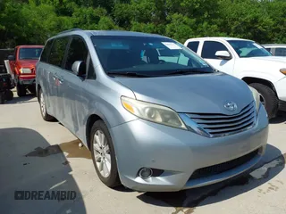 2016 Toyota Sienna XLE with VIN 5TDYK3DC5GS763674, listed as a IAAI auction lot 42035115 with 133,120 mi miles. Bid and sale history available at carsss.com. Image 1.