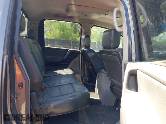 2004 Nissan Titan LE with VIN 1N6AA07B04N525607, listed as a IAAI auction lot 42180184 with 267,589 mi miles. Bid and sale history available at carsss.com. Image 8.
