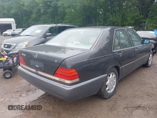 1993 Mercedes-Benz S 320 z VIN WDBGA32E7PA111623, wystawiony jako IAAI lot #42324385 z przebiegiem 130 231 mil mil oraz . Historia ofert i sprzedaży dostępna na DreamBid. Obrazek 4.
