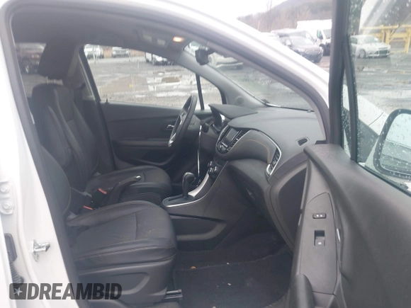 2022 Chevrolet Trax LT with VIN KL7CJPSM8NB563745, listed as a IAAI auction lot 41951023 with 8,445 mi miles. Bid and sale history available at carsss.com. Image 5.