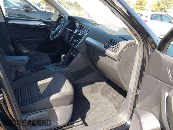 2024 Volkswagen Tiguan S z VIN 3VVRB7AX1RM136302, wystawiony jako IAAI lot #41966586 z przebiegiem 5455 mil mil oraz . Historia ofert i sprzedaży dostępna na DreamBid. Obrazek 5.