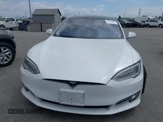 2018 Tesla Model S 75D z VIN 5YJSA1E28JF247985, wystawiony jako IAAI lot #42116586 z przebiegiem 102 062 mil mil oraz . Historia ofert i sprzedaży dostępna na DreamBid. Obrazek 12.